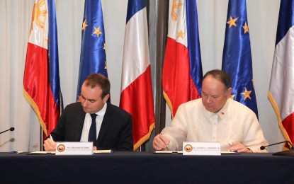<p><strong>SEALED.</strong> French Minister for the Armed Forces Sébastien Lecornu (left) and Defense Secretary Gilberto Teodoro Jr. sign the letter of intent to strengthen defense cooperation between France and the Philippines during a bilateral meeting in Taguig City on Saturday (Dec. 2, 2023).They discussed, among others, regional security issues and the need to maintain peace in the Korean Peninsula, the Middle East, and Europe.<em> (Photo courtesy of DND)</em></p>
<p><em> </em></p>