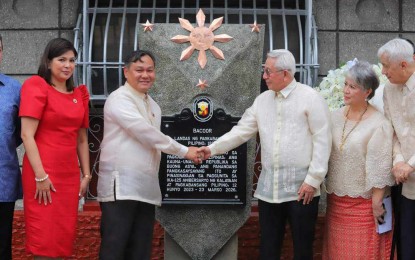 <p><strong>HISTORICAL MARKER</strong>. National Historical Commission of the Philippines (NHCP) chairperson Emmanuel Calairo (2nd from left) and Manuel Advincula Cuenca (3rd from left) of Cuenca House that served as 1898 Bacoor Assembly site along with Bacoor City District Rep. Lani Mercado-Revilla (left) unveil a historical marker in Bacoor, Cavite on Aug. 1, 2023. The NHCP is set to install 43 more historical markers in 2024 as part of its “Landas ng Pagkabansa” project. <em>(Photo courtesy of NHCP)</em></p>