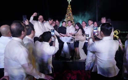 <p><strong>PEACE AND UNITY.</strong> Speaker Martin Romualdez (center) leads the ceremonial lighting of the giant Christmas tree in front of the main building of the House of Representatives on Monday night (Dec. 4, 2023). Romualdez said the House is committed to promoting peace and unity in the country. <em>(Photo courtesy of the House Press and Public Affairs Bureau)</em></p>