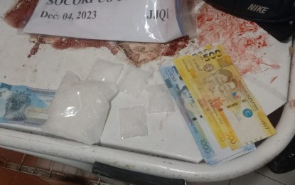 <p><strong>EVIDENCE.</strong> Authorities recover cash and suspected shabu during a buy-bust in Tacloban City, Leyte late Monday (Dec. 4, 2023). Two high-value targets were killed in the operation. (<em>Contributed photo</em>)</p>