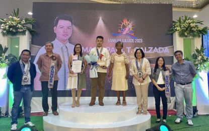 <p><strong>2023 BANNUAR AWARDEES</strong>. Marc Paul Calzada (4th from left) and some his fellow teachers who won at the Bannuar Awards in San Nicolas, Ilocos Norte on Tuesday (Dec. 5, 2023). The annual service awards sponsored by the Energy Development Corporation in partnership with the provincial government of Ilocos Norte recognizes the exemplary works, innovative ideas, inventions, discoveries, superior accomplishments, and commendable behavior of educators. <em>(PNA photo by Leilani Adriano)</em></p>