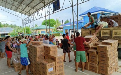 <p><strong>CONTINUOUS AID.</strong> Personnel of the Department of Social Welfare and Development (DSWD) Field Office-Caraga distribute family food packs (FFPs) to some 6,127 family evacuees in Hinatuan, Surigao del Sur on Dec. 5, 2023. The DSWD and the Department of Human Settlements and Urban Development (DHSUD) on Wednesday (Dec. 6) assured of continuous aid to families affected by two powerful earthquakes in Mindanao.<em> (Photo courtesy of DSWD)</em></p>