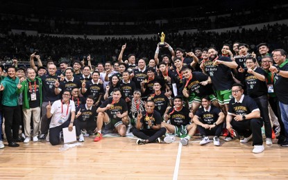 <p><strong>CHAMPIONS</strong>. The De La Salle Green Archers pose for a photo after winning the UAAP Season 86 men's basketball title over the University of the Philippines at the Smart Araneta Coliseum on Wednesday (Dec. 6, 2023). La Salle defeated UP, 73-69, to win its 10th title.<em> (Photo from UAAP)</em></p>
