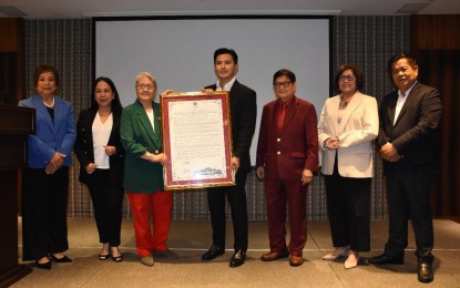 <div><strong> SISTERHOOD TIES</strong>. Bulacan Vice Governor Alexis C. Castro (4th from left) and Arch. Editha M. Fuentes, chairman of the City Planning Commission of the City of Glendale, California (3rd from left), present a copy of a resolution approving and accepting the sisterhood partnership between the State of California and the Provincial Government of Bulacan in an event held at Marco Polo Hotel in Pasig City Wednesday night (Dec. 6, 2023). The sisterhood ties were initiated last August. <em>(Photo courtesy of Bulacan Provincial Public Affairs Office)</em></div>