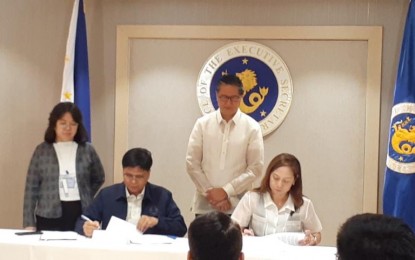 <p><strong>RENEWABLE ENERGY</strong>. The National Irrigation Administration (NIA) and the Department of Energy (DOE) on Thursday (Dec. 7, 2023) sign a memorandum of agreement (MOA) allowing the use of irrigation facilities for renewable energy development. The MOA was signed by NIA Acting Administrator Eduardo Guillen and DOE Undersecretary Sharon Garin in a ceremony at Malacañan Palace in Manila. <em>(Photo from Malacañang Press Corps Pool)</em></p>
