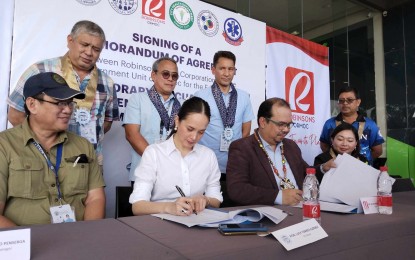<p><strong>PREPAREDNESS.</strong> Ormoc City Mayor Lucy Torres-Gomez (seated, 2nd from left) and Robinsons Land Corporation operations director Allan Anthony Armamento (seated, 2nd from right) sign an agreement to establish a temporary evacuation site and command center during calamities. Under the agreement, Robinsons committed to designate 1,690 square meters of its parking lot for the setting up of temporary evacuation sites, command center, triage area in the immediate aftermath of destructive calamities.<em> (PNA photo by Sarwell Meniano)</em></p>