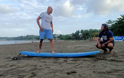 <p><strong>LEARN SURFING.</strong> An instructor teaches a surfer in Borongan City, Eastern Samar in this Dec. 6, 2023. The Department of Tourism in Eastern Visayas has urged surfing instructors in the region to apply for accreditation with the agency.<em> (PNA photo by Roel Amazona)</em></p>