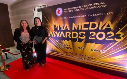 <p><strong>FETED.</strong> The Philippine Heart Association Inc. has feted the Philippine News Agency and Health beat reporter Ma. Teresa Montemayor (individual category) along with other journalists in the PHA Media Awards at The Westin in Mandaluyong City on Thursday (Dec. 7, 2023) night. Joining Montemayor to receive the award on behalf of PNA is News and Information Bureau Director III Lee Ann Pattugalan. <em>(PNA photo by Ma. Teresa Montemayor)</em></p>