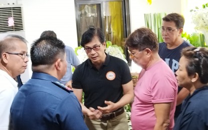 <p><strong>WAKE VISIT.</strong> Interior and the Local Government Secretary Benjamin Abalos Jr. (center) visits the wake of Barangay Poblacion chief Melinda Morillo in Mangaldan, Pangasinan on Friday night (Dec. 8, 2023). Abalos is offering a PHP500,000 reward for any information that could lead to the arrest of the suspects who gunned her down in Barangay Tebag on Thursday (Dec. 7). <em>(PNA photo by Hilda Austria)</em></p>