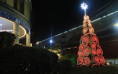 <p>A Christmas tree along United Street in Pasig City <em>(PNA photo by Robert Oswald P. Alfiler)</em></p>