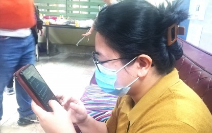 <p><strong>MASK UP</strong>. A Baguio City Hall employee on Friday (Dec. 15, 2023) wears a mask to avoid infecting officemates with colds. Dr. Rio Magpantay, Department of Health - Cordillera director, said the use of masks is not mandatory but is encouraged to avoid transmission of any illness. <em>(PNA photo by Liza T. Agoot)</em></p>