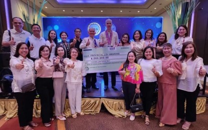 <p><strong>SGLG AWARDEE</strong>. Negros Occidental Governor Eugenio Jose Lacson (center) and the provincial government’s department and office heads give the thumbs-up sign after receiving the 2023 Seal of Good Local Governance from the Department of the Interior and Local Government in rites held at the Manila Hotel in the City of Manila on Thursday afternoon (Dec. 14, 2023). As an awardee, the province received a PHP4 million incentive fund to support local development initiatives. (<em>Photo courtesy of PIO Negros Occidental</em>)</p>