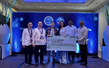 <p><strong>AWARDEE.</strong> Ormoc City Mayor Lucy Torres-Gomez (4th from left) receives the Seal of Good Local Governance incentive fund during the national awarding in Manila on Thursday (Dec. 14, 2023). Ormoc was one of the two cities in Eastern Visayas that has received the highest recognition from the Department of Interior and Local Government. <em>(Photo courtesy of Ormoc City government)</em></p>