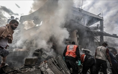 <p><strong>SEARCH AND RESCUE</strong>.  Civil defense teams and Palestinians conduct search and rescue operations among the rubble of buildings destroyed by Israeli attacks in Rafah, Gaza on Thursday (Dec. 14, 2023). US President Joe Biden urged the Israeli government to take better care to protect civilians while going after Hamas.  <em>(Anadolu)</em></p>