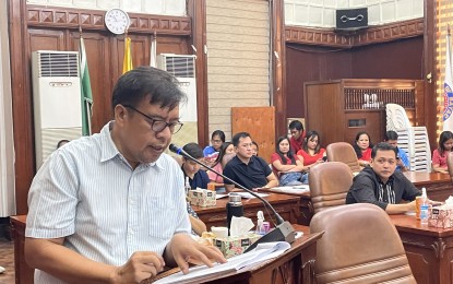 <p><strong>SERVICE REWARD</strong>. Ilocos Norte provincial board member Donald Nicolas on Tuesday (Dec. 19, 2023) moves for the passage of an ordinance granting PHP20,000 service recognition incentive (SRI) to capitol workers. A total of 904 permanent and casual employees of the Ilocos Norte government are qualified to receive the amount next week. <em>(Photo by Leilanie Adriano)</em></p>
