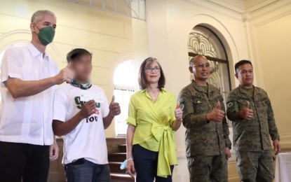 <p><strong>FINANCIAL AID</strong>. Negros Occidental Governor Eugenio Jose Lacson (left) hands over a check worth PHP30,000 to a former New People’s Army rebel in rites held at the Provincial Capitol lobby on Monday (Dec. 18, 2023). The distribution of cash assistance was witnessed by Fifth District Board Member Rita Gatuslao (3<sup>rd</sup> from left); Brig. Gen. Orlando Edralin (4<sup>th</sup> from left), commander of 303<sup>rd</sup> Infantry Brigade; and Lt. Col. Van Donald Almonte, commander of 94<sup>th</sup> Infantry Battalion. <em>(Photo courtesy of PIO Negros Occidental) </em></p>
