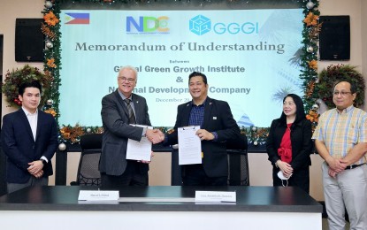 <p><strong>PARTNERSHIP. </strong>National Development Company (NDC) and Global Green Growth Institution (GGGI) sign a memorandum of understanding (MOU) in Makati City on Wednesday (Dec. 20, 2023) to promote green projects. Also present during the signing of MOU are (from left to right) GGGI Investment Officer Achilles Estrada, GGGI Country Representative Marcel Silvius, NDC General Manager Anton Mauricio, NDC Assistant General Manager Joyce Alimon for Funds Management, and NDC Assistant General Manager for Corporate Communications Rocky Acot. <em>(Photo courtesy of NDC) </em></p>