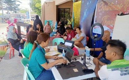 <p><strong>PHILSYS ON WHEELS</strong>. Residents of Barangay 1 San Lorenzo in Laoag City, Ilocos Norte register for the national identification card. At least 50 individuals were registered during the activity on Wednesday (Dec. 20, 2023). <em>(Photo courtesy of Barangay Uno San Lorenzo)</em></p>