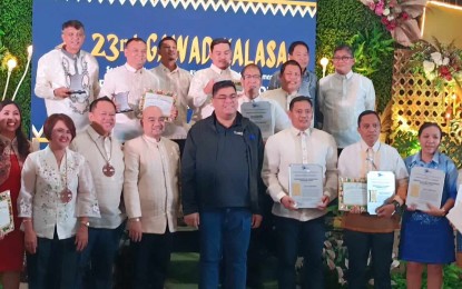 <p><strong>DRRM AWARDS.</strong> Key officials in Eastern Visayas with some "Gawad Kalasag" awardees in the region during the awarding ceremony at Oriental Leyte on Wednesday (Dec. 20, 2023). The Office of Civil Defense has urged 80 percent of local governments in Eastern Visayas to work on receiving the highest recognition for disaster risk reduction and management. <em>(PNA photo by Roel Amazona)</em></p>