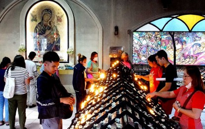 <div class="x11i5rnm xat24cr x1mh8g0r x1vvkbs xdj266r x126k92a">
<div dir="auto"><strong>VISITA IGLESIA.</strong> Catholic devotees light candles and pray after attending a novena Mass at the Baclaran Church in Parañaque on Dec. 20, 2023. The Metropolitan Manila Development Authority (MMDA) on Thursday (March 28, 2024) dispatched traffic personnel around popular churches in the metropolis to ensure proper parking and deter road obstructions. <em>(File photo)</em></div>
</div>