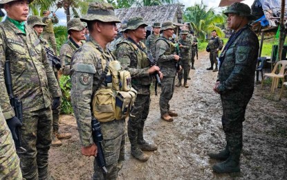 <p><strong>GOOD WORK.</strong> AFP chief Gen. Romeo Brawner Jr. talks to the troops of the 8th Infantry Division (8ID) assigned at the forward operating detachment in Las Navas, Samar on Wednesday (Dec. 20, 2023). The military chief recognized the hard work of 8ID troops in neutralizing communist insurgents in their area of operation. <em>(Photo courtesy of the AFP)</em></p>