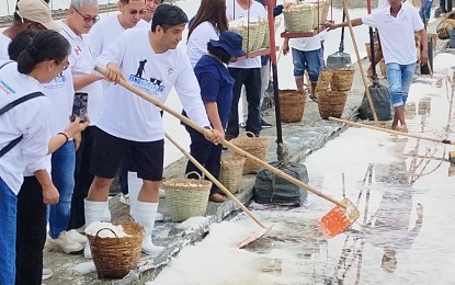 <p><strong>SALT HARVEST</strong>. Pangasinan Governor Ramon Guico III (fifth from left) leads the ceremonial harvesting of salt at the Pangasinan Salt Center farm in Barangay Zaragoza, Bolinao town on Dec. 21, 2023. The provincial government targets to produce 15,000 metric tons of salt in 2024. <em>(Photo by Liwayway Yparraguirre)</em></p>