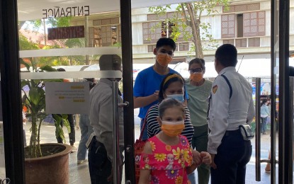 <p><strong>MANDATORY.</strong> The use of face masks is mandatory for employees and those transacting at the city hall amid the hike in Covid-19 cases, Mayor Jerry P. Treñas said in a statement Friday morning (Dec. 22). The official encouraged the public to use masks for their protection.<em>(Contributed photo)</em></p>