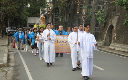 <p><strong>PROCESSION.</strong> Cardinal Maeda leads the symbolic procession of Blessed Takayama Ukon's image from Postigo del Palacio to the Pamantasan ng Lungsod ng Maynila University Chapel during the celebration of the Takayama Ukon Day in Manila on Thursday (December 21, 2023). Takayama was a Japanese feudal lord who gave up his noble rank to practice Christianity, which eventually led to his expulsion from Japan by the Tokugawa shogunate. <em>(PNA photo by Jess M. Escaros Jr.)</em></p>