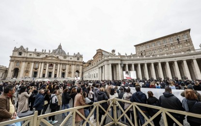 <p><strong>ANGELUS.</strong> Catholic faithful gather to hear the Angelus address of Pope Francis at St. Peter's Square on Sunday, Christmas Eve (Dec. 24, 2023).  The Vatican's Gendarmerie police said around 15,000 people attended the Mass.  <em>(ANSA)</em></p>
