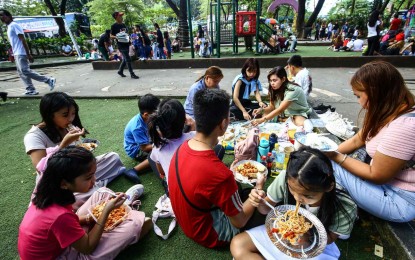 <p><strong>FUN AT THE PARK.</strong> Families spend quality time at Quezon Memorial Circle in Quezon City on Christmas Monday (Dec. 25, 2023). Togetherness prevails over consumerism as celebrations need not be grand in order to celebrate the birth of Jesus Christ the Savior. <em>(PNA photo by Joan Bondoc)</em></p>