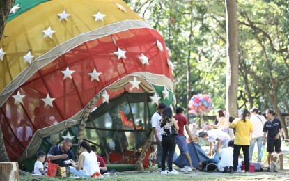 <p><strong>CHRISTMAS SPIRIT. </strong>Many families bond together for the most joyful occasion of the year at Luneta Park in Manila on Monday (Dec. 25, 2023). Christmas is one of the most sacred days for Christians.<em> (PNA photo by Yancy Lim) </em></p>