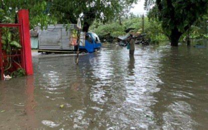 <p><strong>LEPTOSPIROSIS RISK</strong>. A resident wades through floodwaters in Barangay Pahanocoy in Bacolod City on July 27, 2023. The Bacolod City Health Office on Wednesday (Dec. 27, 2023) said exposure to floodwaters contaminated by the urine of infected animals poses the risk of leptospirosis infection among humans, especially those with cuts, wounds or abrasions on their skin. <em>(PNA Bacolod file photo)</em></p>
