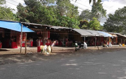 <p><strong>RED ALERT</strong>. Firecrackers are sold at the Dalipe Tradetown in San Jose de Buenavista town in Antique on Friday (Dec. 29, 2023). Antique Provincial Disaster Risk Reduction and Management Office (DRRMO) has issued a directive to its personnel and that of the municipal DRRMO to be on “red alert” to ensure a safe observance of New Year’s Day revelries. <em>(PNA photo by Annabel Consuelo J. Petinglay)</em></p>
