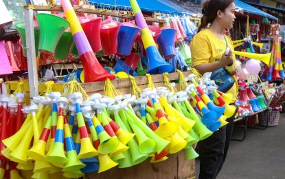 <p><strong>SAFE NOISEMAKERS.</strong> Amid the ban on firecrackers, vendors in Davao City on Friday (Dec. 29, 2023) sell “torotot” (horns) for PHP20 to PHP100, depending on the size and design. In 2002, the City Council passed an ordinance prohibiting the manufacture, sale, distribution, possession, or use of firecrackers or pyrotechnic devices in Davao City. <em>(PNA photo by Robinson Niñal Jr.)</em></p>