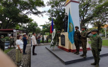 <p><strong>IN MEMORIAM.</strong> Local officials of the city government of Dumaguete pay their respects before the monument of Dr. Jose Rizal at the Quezon Park on Saturday (Dec. 30, 2023). The commemoration ceremony was for the 127th anniversary of Rizal’s martyrdom. <em>(PNA photo by Mary Judaline Flores Partlow)</em></p>