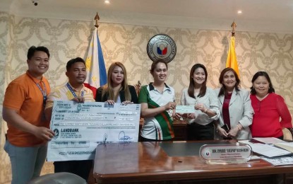 <p><strong>LIVELIHOOD AID.</strong> Displaced workers from Mandaue City in Cebu province receive livelihood assistance from Rep. Emmarie Ouano Dizon in this undated photo. Parents of child laborers in Barangay Tisa, Cebu City, on the other hand, received a total of PHP3.5 million in livelihood aid, the Department of Labor and Employment-Central Visayas said on Tuesday (Jan. 2, 2024).<em> (Photo courtesy of DOLE-7)</em></p>