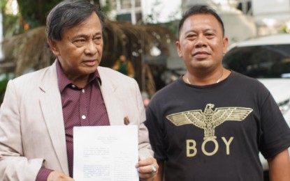 <p>Lawyer Fernando Perito (left) and his co-petitioner, overseas Filipino worker (OFW) Joseph Forrosuelo (right)<em> (PNA photo by Ben Pulta)</em></p>
