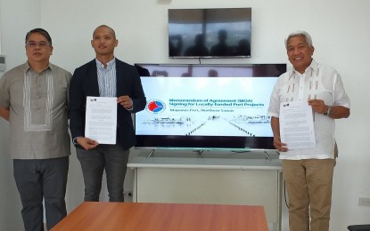 <p><strong>SIGNED.</strong> Northern Samar Governor Edwin Ongchuan (left), Mapanas Mayor Ronn Michael Tejano (center), and Department of Transportation Undersecretary for Maritime Elmer Sarmiento show the memorandum of agreement signed in Northern Samar on Thursday (Jan. 4, 2024) for the implementation of port projects in the province. Sarmiento said three areas in the province have each been allocated PHP25 million for the construction of the ports. <em>(Photo courtesy of DOTr)</em></p>
