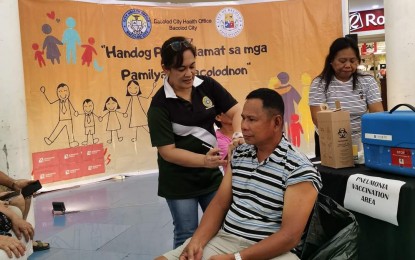 <p><strong>FREE VACCINATION</strong>. A resident of Bacolod City avails of a free pneumonia shot during the “Handog Pasasalamat sa mga Pamilyang Bacolodnon” program of the City Health Office at Robinsons Place Bacolod last week of December. Vaccines will also be available for free in two shopping centers in the city on Jan. 5 and 6, 2024.<em> (Photo courtesy of Bacolod City Health Office)</em></p>