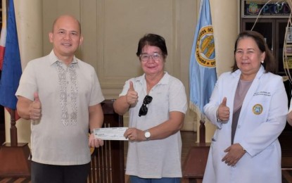 <p><strong>AID FOR NUTRITION.</strong> Negros Occidental Provincial Administrator Rayfrando Diaz II (left) and Dr. Ma. Girlie Pinongan (right), provincial health officer, with one of the village chiefs from Cauayan town who received financial assistance for the community-based nutrition program. Some 16 barangays of the southern Negros locality got PHP4.3 million in funds during the turnover rites at the Capitol Social Hall in Bacolod City on Wednesday (Jan. 3, 2024). <em>(Photo courtesy of PIO Negros Occidental)</em></p>