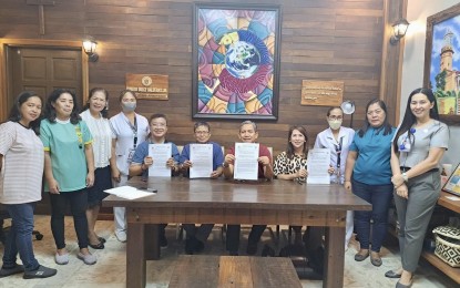 <p><strong>WIN-WIN DEAL</strong>. Officials of the Department of Agrarian Reform and Department of Education show copies of the memorandum of understanding they signed at the Schools Division of Ilocos Norte in Laoag City on Friday (Jan. 5, 2024). The partnership is meant to mitigate hunger and poverty by linking farmers as suppliers of feeding programs in schools. <em>(Photo courtesy of DepEd-Ilocos Norte)</em></p>