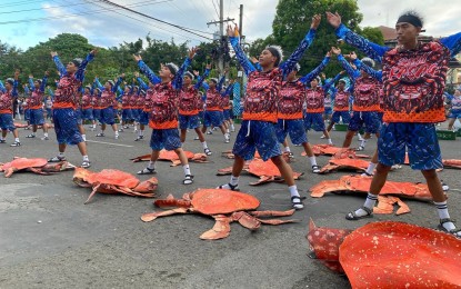 <p><strong>OPENING SALVO.</strong> Kasag Festival from Banate town gives the public a sneak peek of its performance for the "Kasadyahan sa Kabanwahanan" during the opening salvo in Iloilo province on Friday (Jan. 5, 2024). Nine festivals are joining the Kasadyahan, one of the major events for the 2024 Dinagyang Festival. <em>(Photo courtesy of Balita Halin sa Kapitolyo)</em></p>