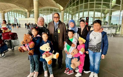 <p><strong>LEAVING FOR PH.</strong> Ambassador Wilfredo Santos with the third batch of non-marital children and their parents on Dec. 30, 2023 at the Queen Alia International Airport in Jordan. The Philippine Embassy in Jordan urged the parents of non-marital children to avail of this opportunity to be repatriated. <em>(Photo courtesy of the Philippine Embassy in Amman)</em></p>