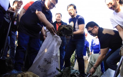 <p><strong>CLEANUP</strong>. Department of the Interior and Local Government Secretary Benjamin Abalos Jr. leads a cleanup activity in Port Area, Manila during the launch of the “Kalinisan sa Bagong Pilipinas” program on Jan. 6, 2024. At the Waste and Water Summit in Pasay City on Friday (Jan. 26), Abalos pushed for active collaboration between local government units and national government agencies in tackling the problem of waste management and water security. <em>(PNA photo by Robert Oswald P. Alfiler)</em></p>
<p> </p>
<p> </p>