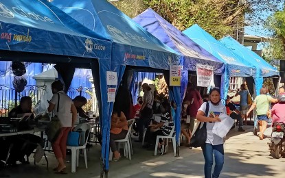 <p><strong>PERMIT RENEWAL.</strong> The city government provides a canopy for transacting clients. On Monday (Jan. 8, 2024), Iloilo City Mayor Jerry Treñas said the four off-site payment centers in malls are converted into one-stop shops to accommodate businesses renewing their permits. <em>(PNA photo by PGLena)</em> </p>