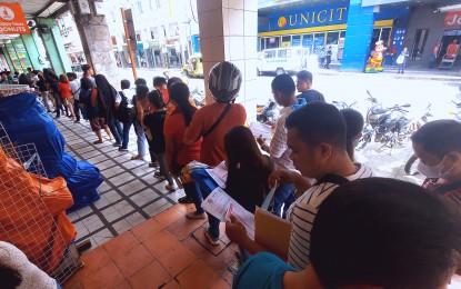 <p><strong>TAX FILING.</strong> Taxpayers lined up at a bank along San Pedro St., Davao City to file their taxes on Jan. 8, 2024. The Ease of Paying Taxes (EOPT) Act (RA 11976), which was signed by President Ferdinand R. Marcos Jr. on Jan. 5, 2024, seeks to modernize tax administration, provide mechanisms that encourage proper and easy compliance, update the taxation system and adopt best practices. <em>(PNA photo by Robinson Niñal Jr.)</em></p>