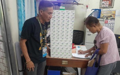 <p><strong>DEWORMING</strong>. A Malinao Rural Health Unit (RHU) staff member (right) on Tuesday (Jan. 9, 2024) receives deworming medicine from Anthony Ludovice, Soil Transmitted Helminths Program Coordinator (left), that was provided by the national government through the Albay Provincial Health Office. The province targets deworming some 473,000 children and teenagers from one to 19 years old. <em>(Photo courtesy of Anthony Ludovice)</em></p>