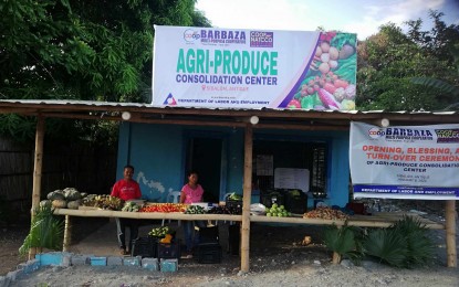 <p><strong>CONSOLIDATION CENTER.</strong> Barbaza Multi-Purpose Cooperative (MPC) farmer-members sell their agricultural products at the Agri-Produce Consolidation Center or Bagsakan Center in the Municipality of Sibalom on Jan. 9, 2024. Barbaza MPC agriculturist Jose De La Cruz, Jr., said in an interview Wednesday (Jan. 10) that they opened the center to help their farmer-members with their marketing and livelihood.(<em>PNA photo by Annabel Consuelo J. Petinglay</em>)</p>