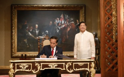 <p><strong>OFFICIAL VISIT</strong>. President Ferdinand R. Marcos Jr. witnesses the signing of the guestbook by Indonesian President Joko Widodo on Wednesday (Jan. 10, 2024) at the Reception Hall in Malacañan Palace in Manila. Widodo is in the country for a three-day official visit. <em>(PNA photo by Rolando Mailo)</em></p>