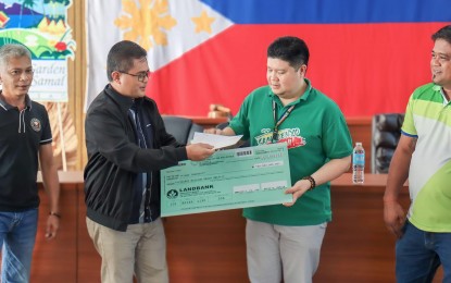 <p><strong>MARINE HATCHERY.</strong> Island Garden City of Samal Mayor Al David Uy (2nd from right) accepts the dummy check from Bureau of Fisheries and Aquatic Resources-Davao Region Director Relly Garcia on Wednesday (Jan. 10, 2024), symbolizing the turnover of PHP30 million worth of funding for the establishment of a multi-species marine hatchery in the area. The project will facilitate the breeding and propagation of diverse marine species, such as milkfish, tilapia, and pompano, among others.<em> (Photo courtesy of Samal-CIO)</em></p>